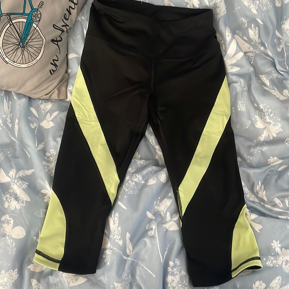 VS sport cropped leggings, black w green design. Size XS